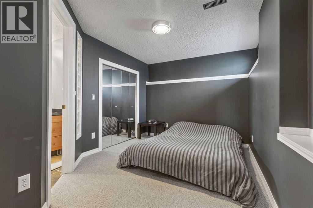 Single Family House 4 Level for Sale in  Edgebyne Crescent NW Edgemont Calgary 