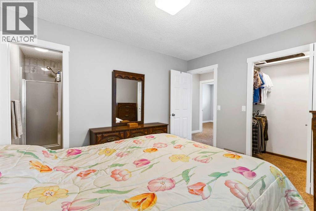 Single Family House 4 Level for Sale in  Edgebyne Crescent NW Edgemont Calgary 