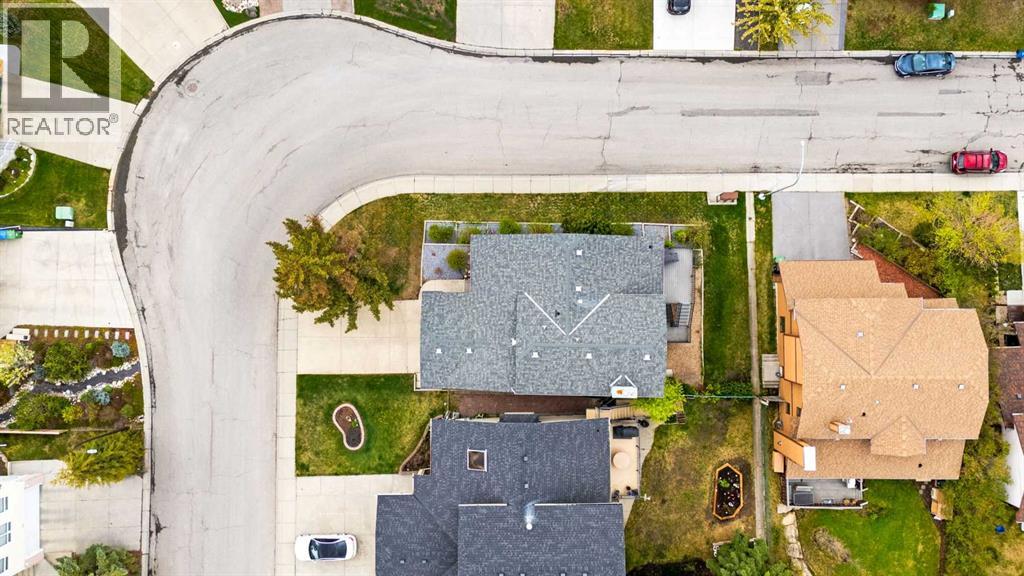 Single Family House 4 Level for Sale in  Edgebyne Crescent NW Edgemont Calgary 