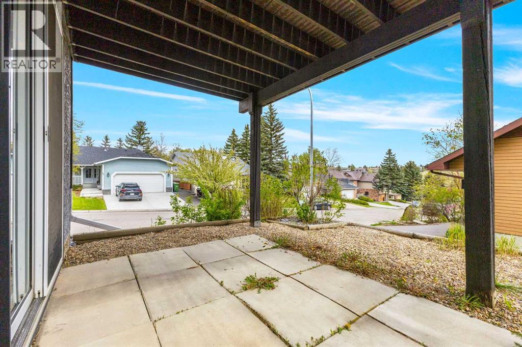 Single Family House 4 Level for Sale in  Edgebyne Crescent NW Edgemont Calgary 