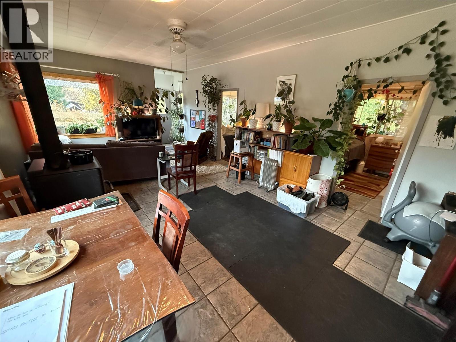 5015 Erie-Ross Spur Road, Salmo