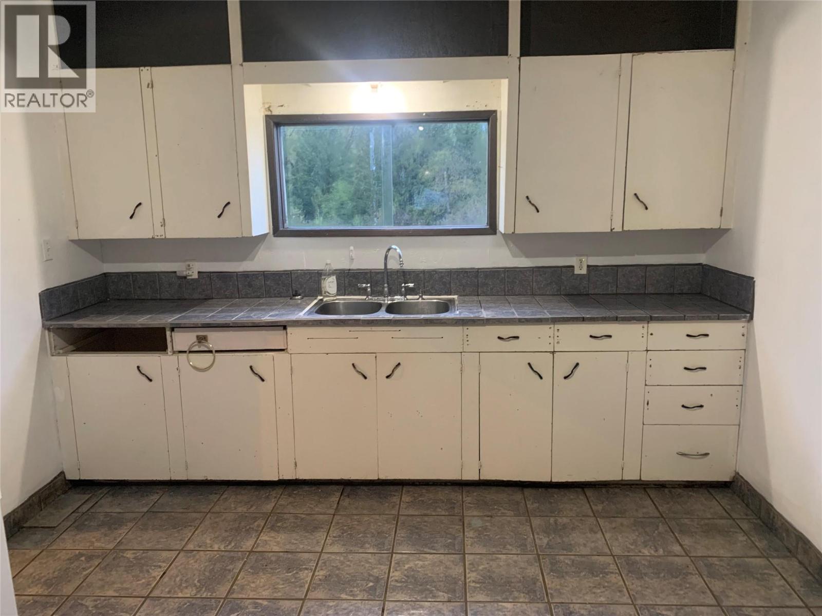 5015 Erie-Ross Spur Road, Salmo