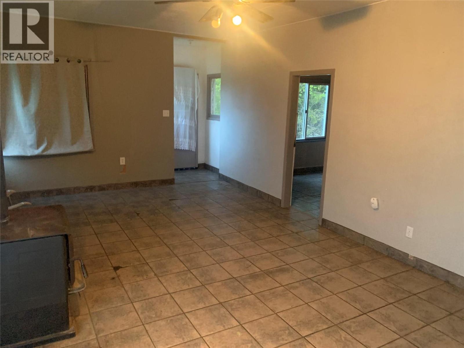 5015 Erie-Ross Spur Road, Salmo