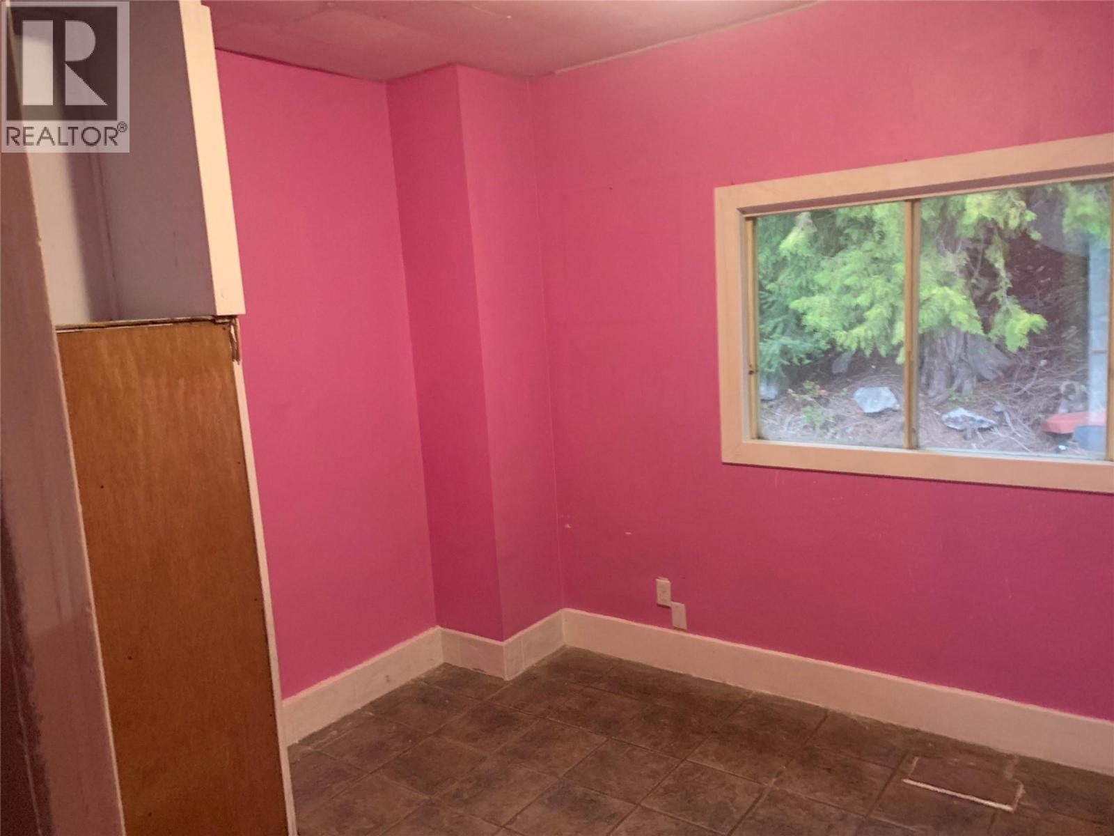 5015 Erie-Ross Spur Road, Salmo