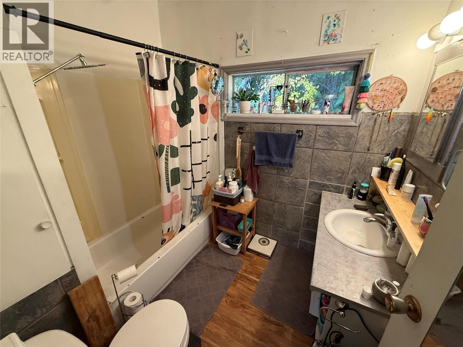 5015 Erie-Ross Spur Road, Salmo