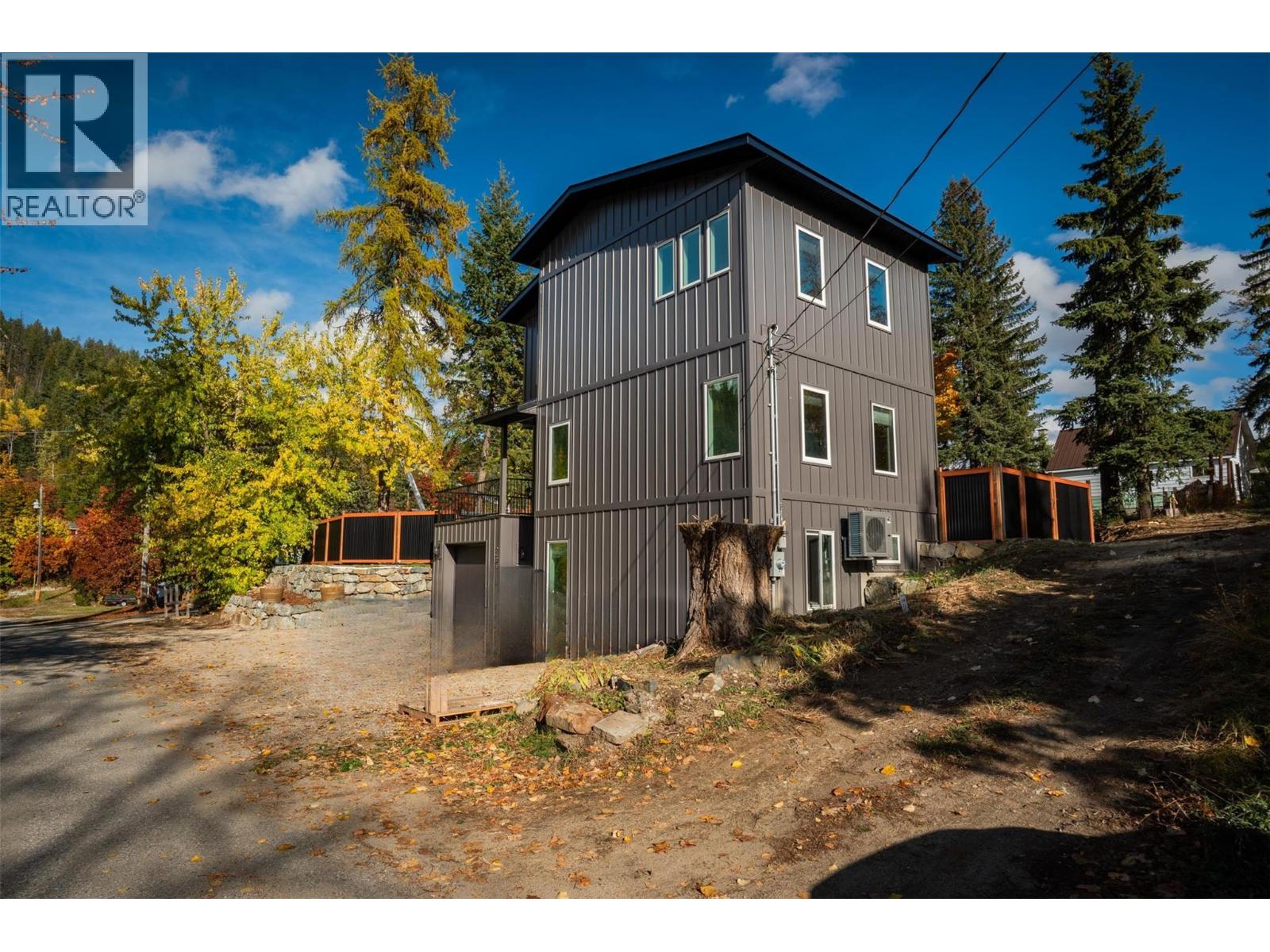 2690 Monte Christo Street, Rossland