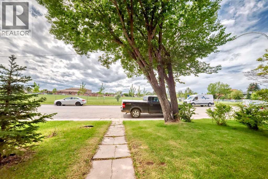 Single Family House for Sale in  Templeby Way NE Temple Calgary 