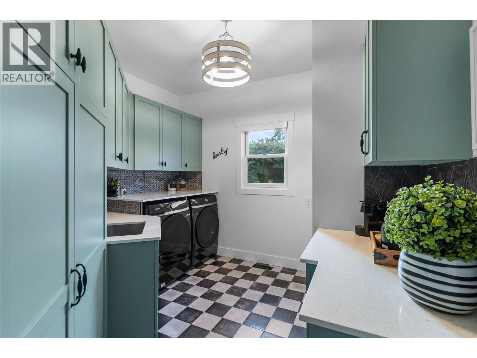 2075 LILLOOET COURT - 23