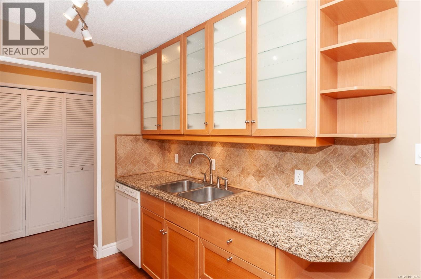 #302 1024 FAIRFIELD RD - 5