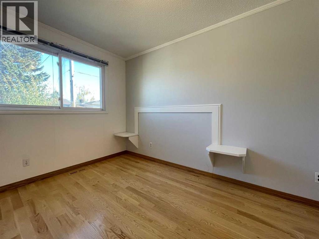 Single Family House Bungalow for Sale in  Doverthorn Road SE Dover Calgary 