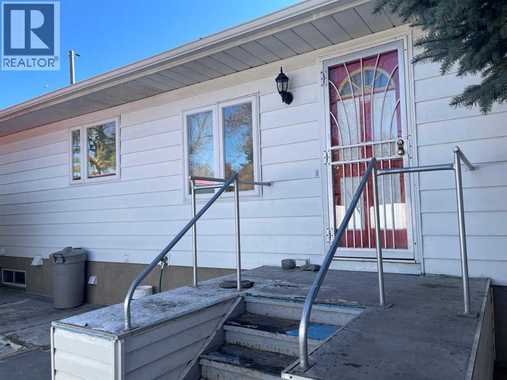 Single Family House Bungalow for Sale in  Doverthorn Road SE Dover Calgary 
