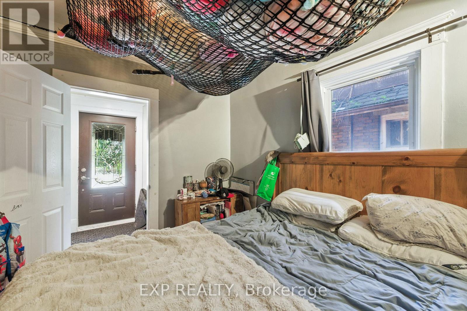 20 BARRINGTON AVENUE - 10