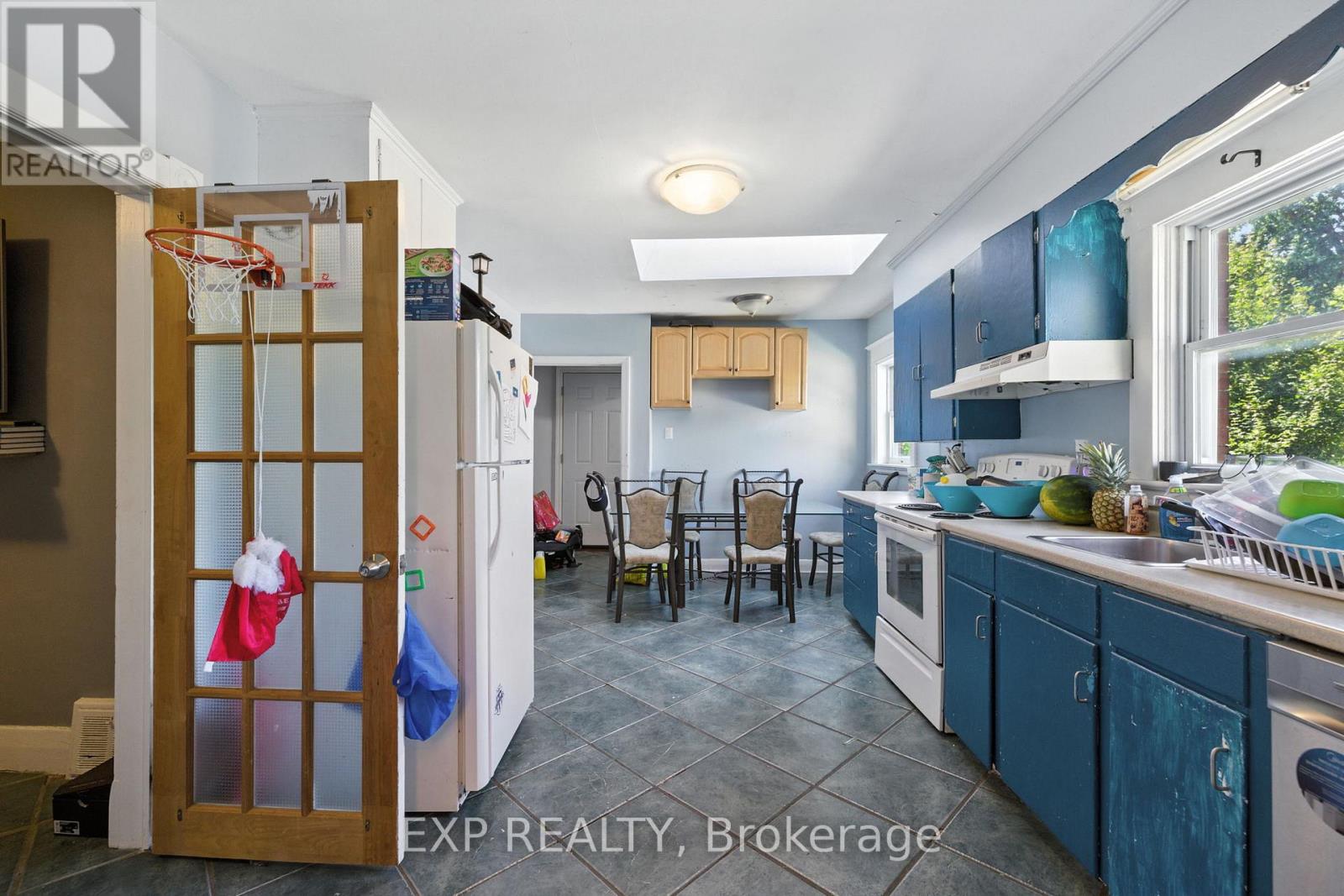 20 BARRINGTON AVENUE - 15