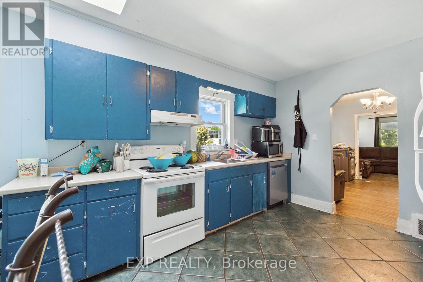 20 BARRINGTON AVENUE - 16
