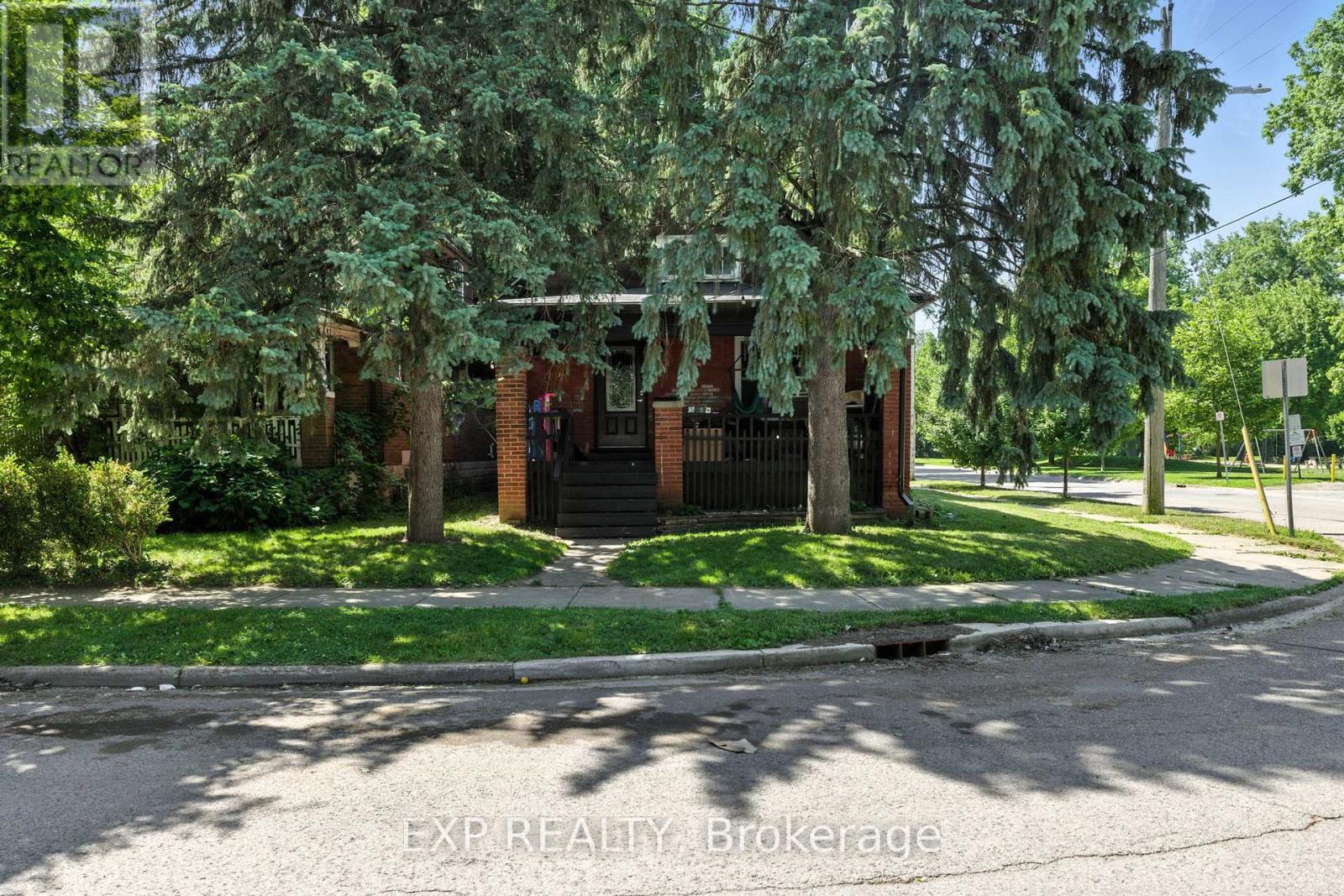 20 BARRINGTON AVENUE - 4