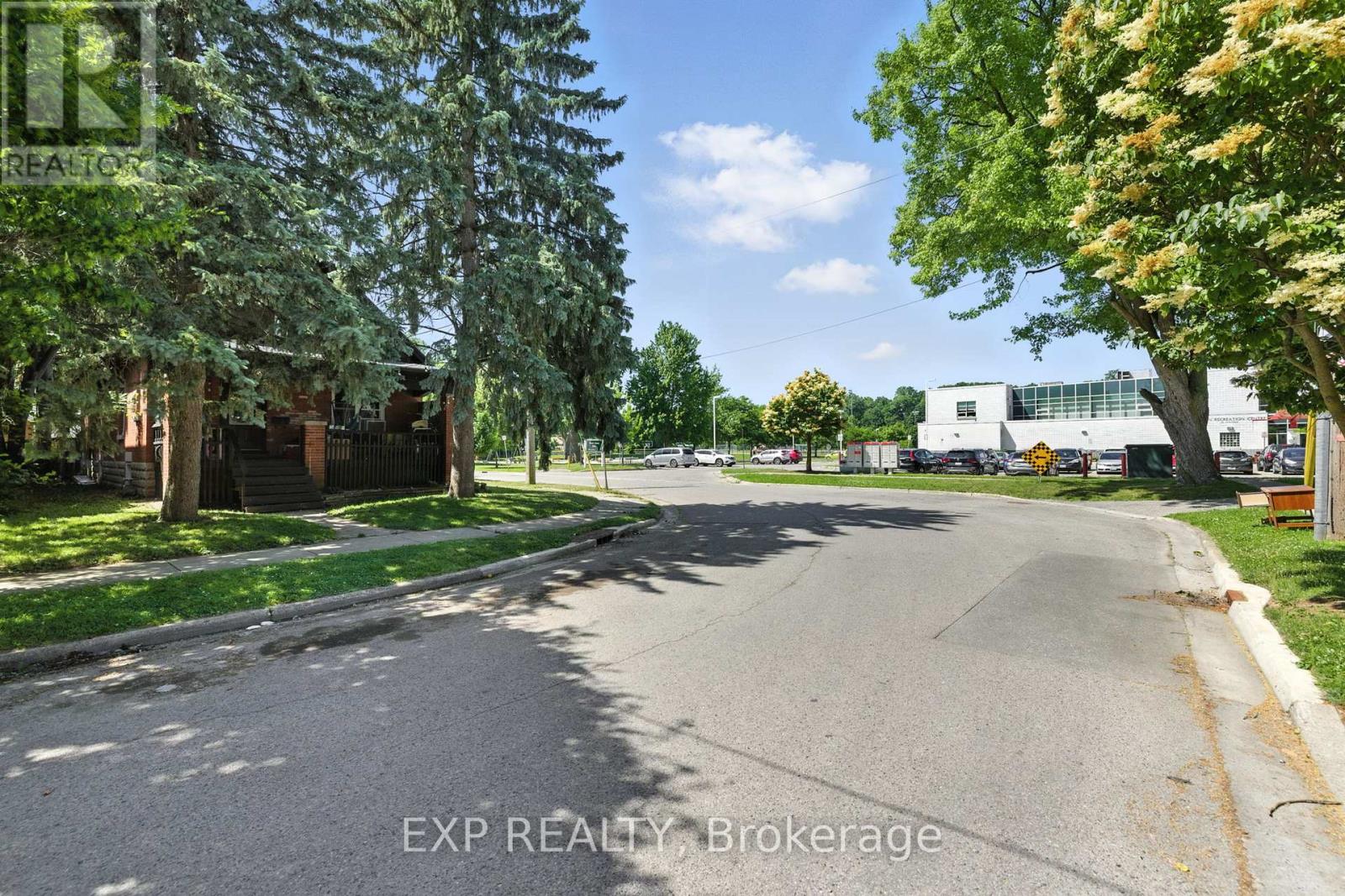 20 BARRINGTON AVENUE - 5