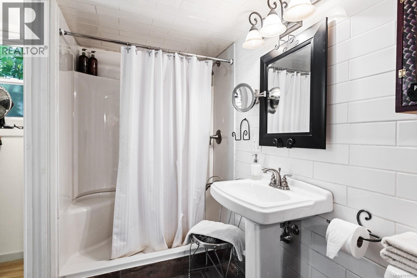  2470 North End Road, Salt Spring