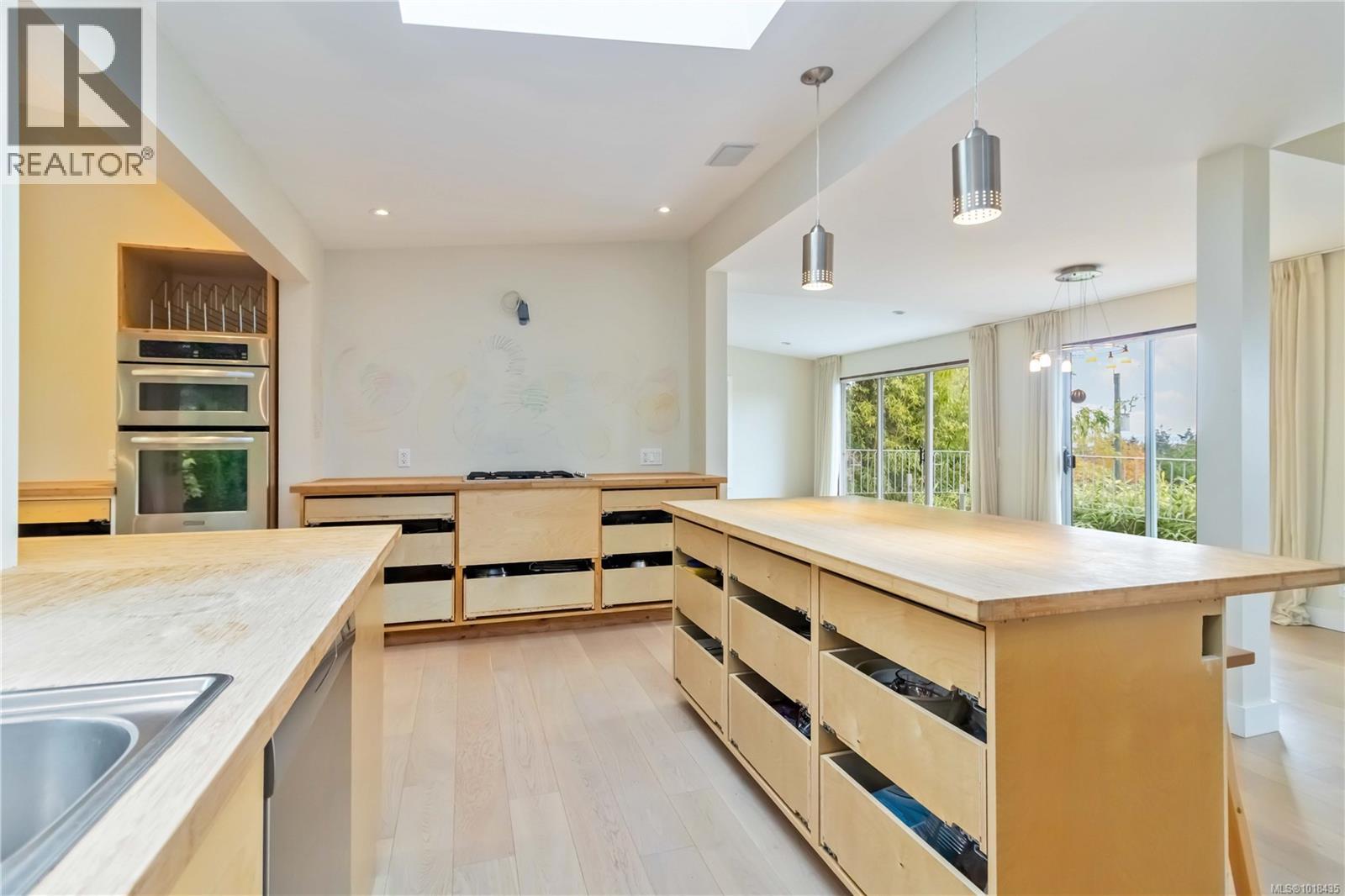  4882 Lochside Drive, Saanich