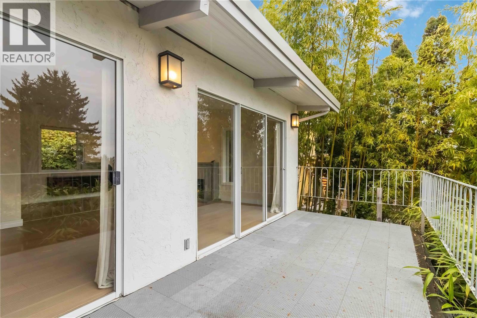  4882 Lochside Drive, Saanich