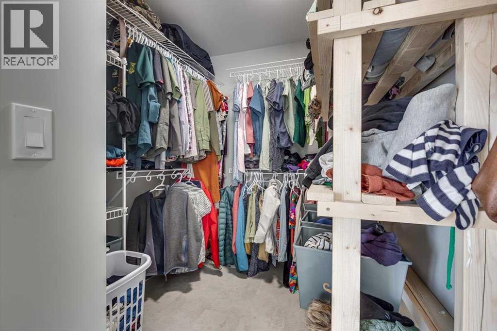 Single Family House Bi-level for Sale in  Emerald Drive Evergreen Red Deer 