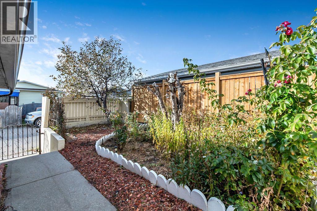 Single Family House for Sale in  Rundlelawn Place NE Rundle Calgary 