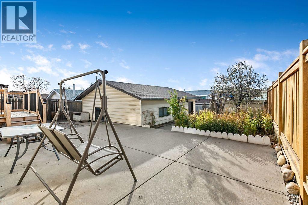 Single Family House for Sale in  Rundlelawn Place NE Rundle Calgary 