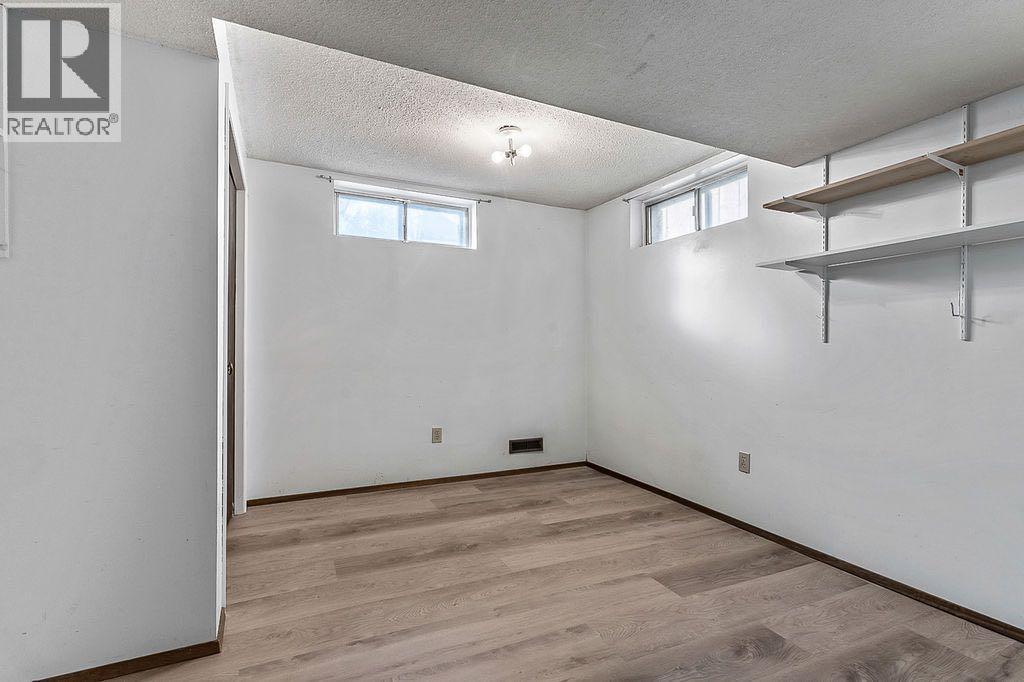 Single Family House for Sale in  Rundlelawn Place NE Rundle Calgary 