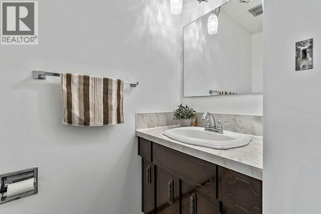 Single Family House for Sale in  Rundlelawn Place NE Rundle Calgary 