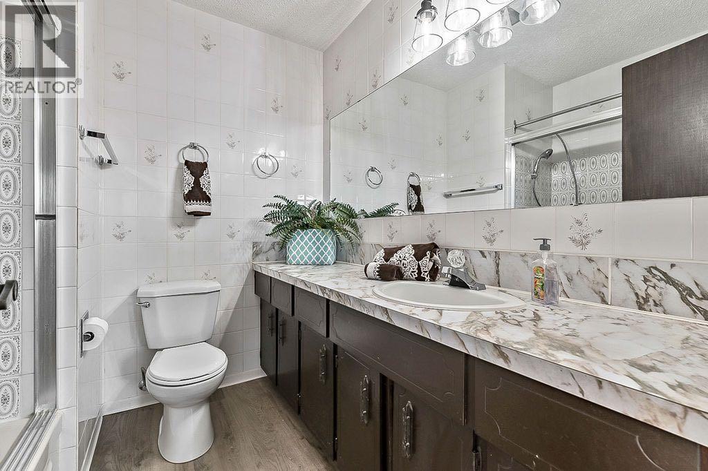 Single Family House for Sale in  Rundlelawn Place NE Rundle Calgary 