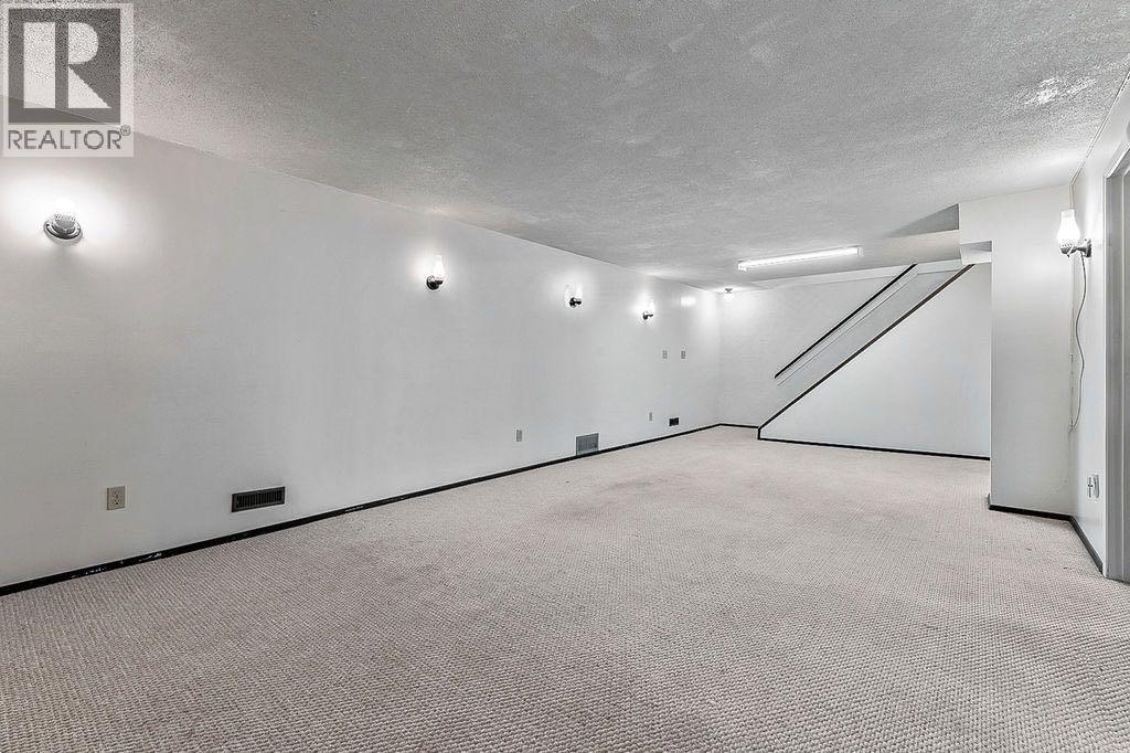 Single Family House for Sale in  Rundlelawn Place NE Rundle Calgary 