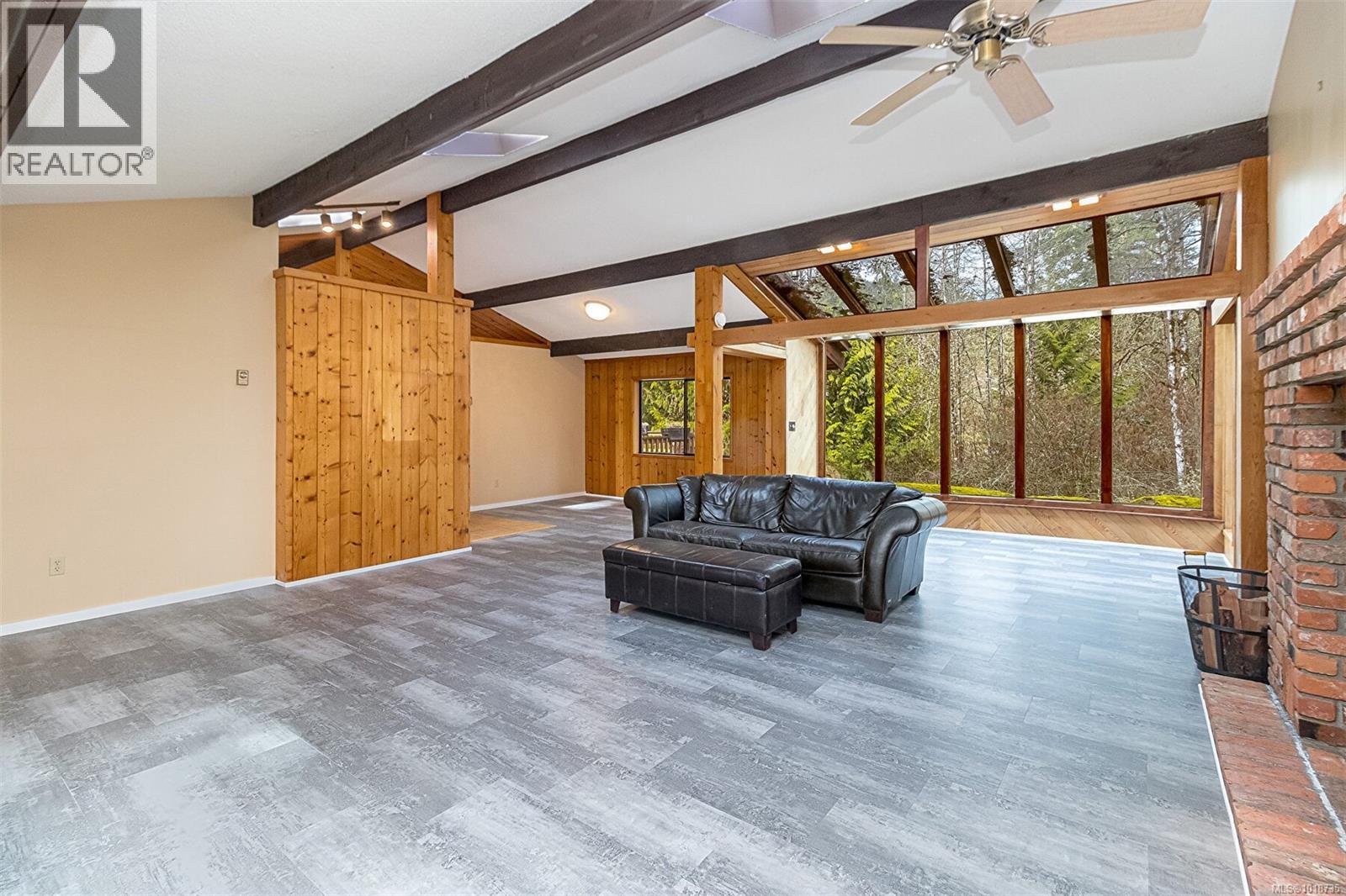  2298 Munn Road, Highlands