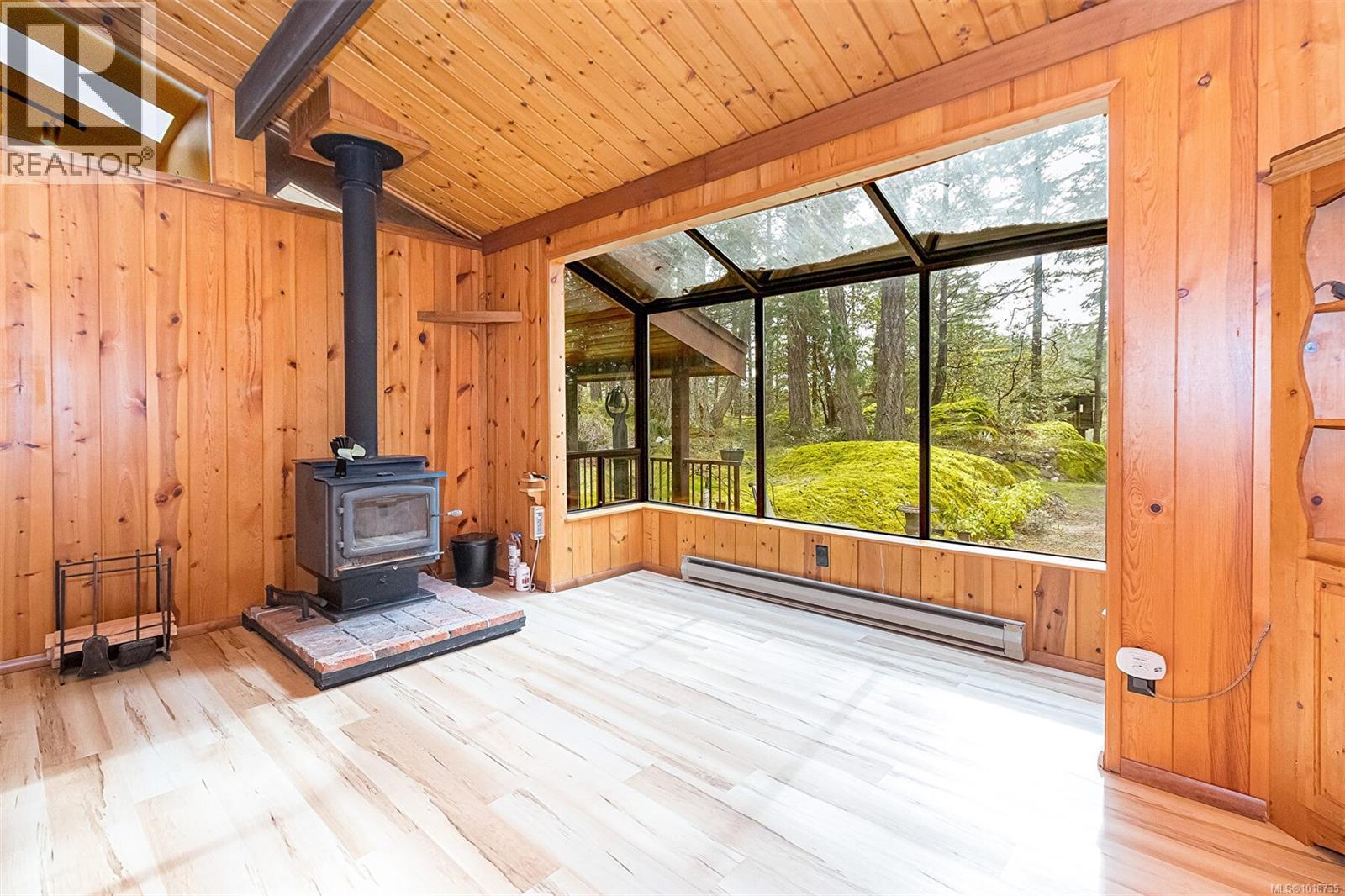  2298 Munn Road, Highlands