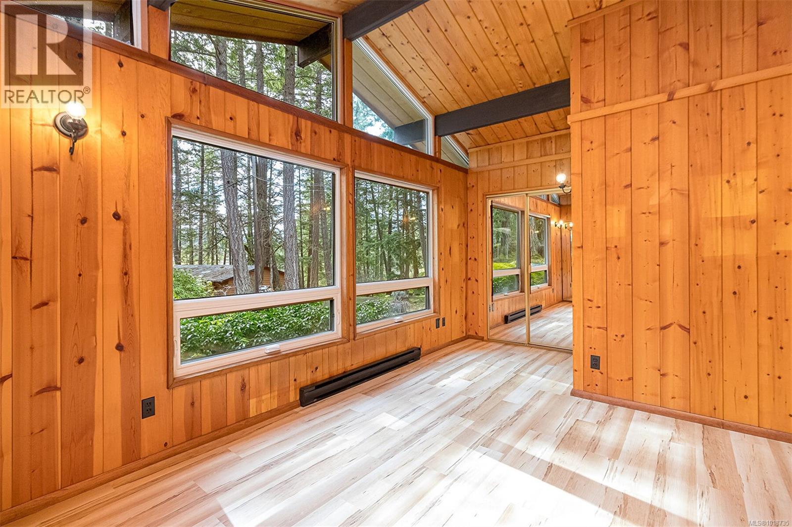  2298 Munn Road, Highlands