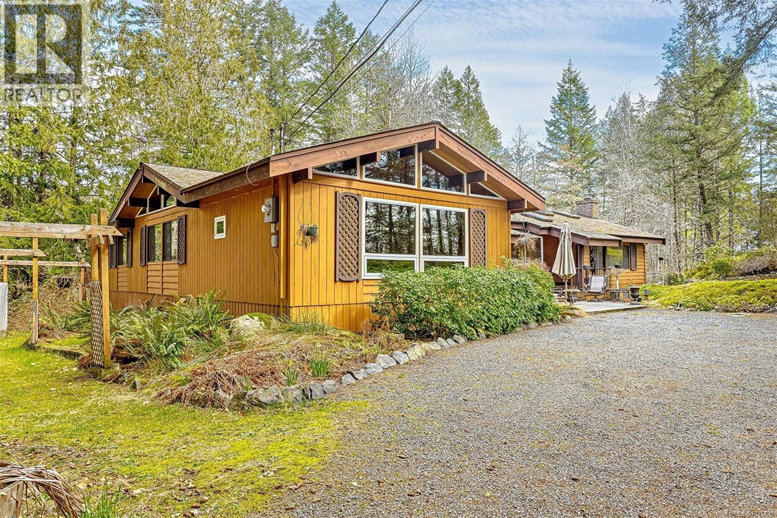  2298 Munn Road, Highlands