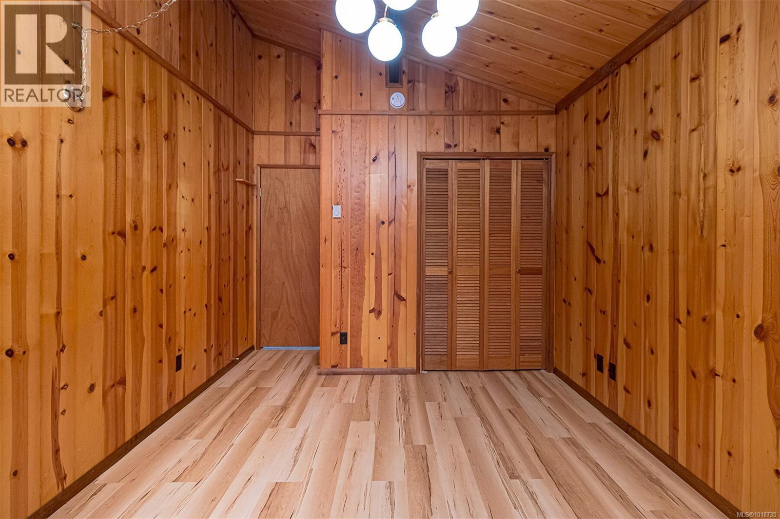  2298 Munn Road, Highlands