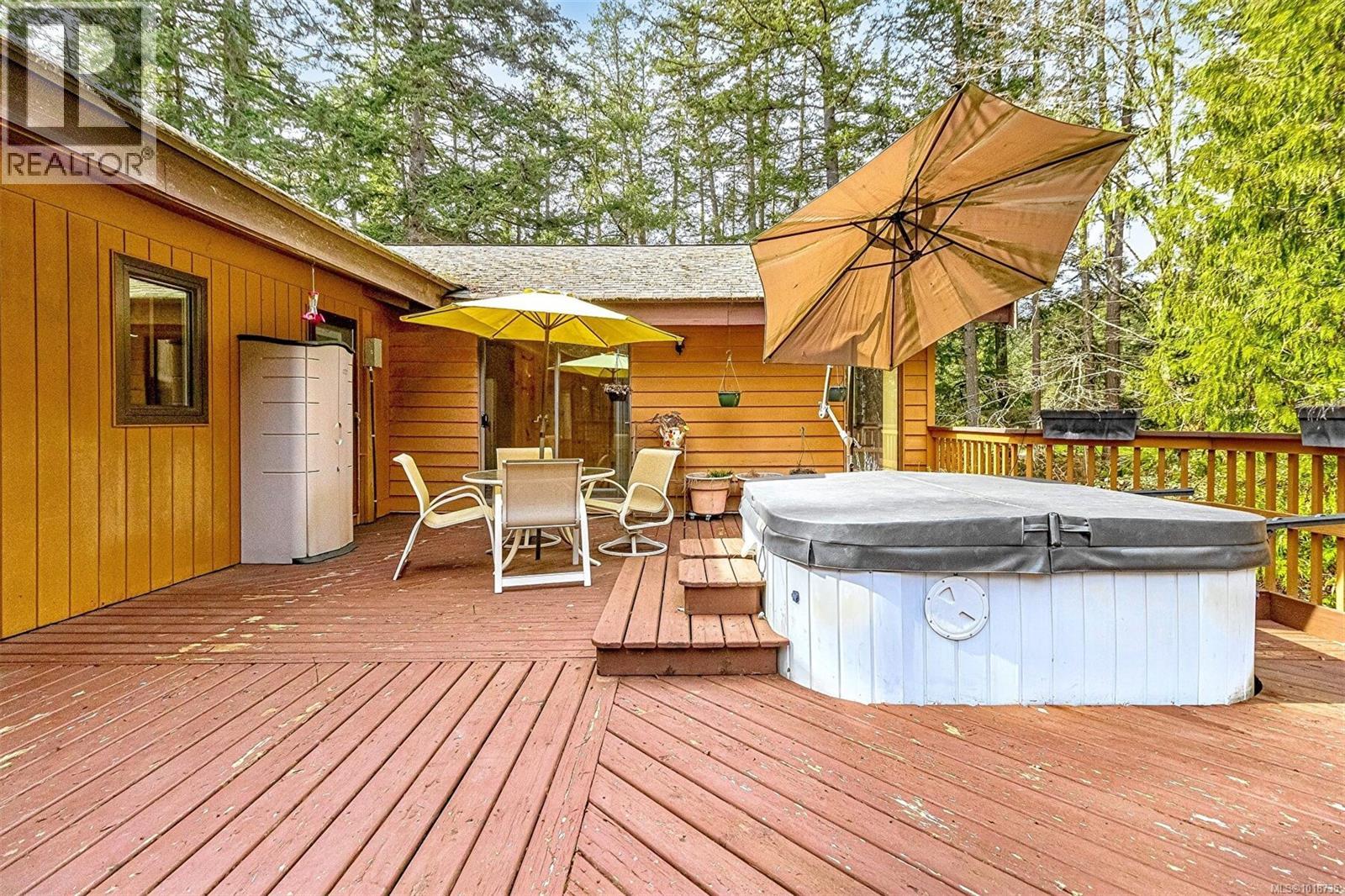  2298 Munn Road, Highlands