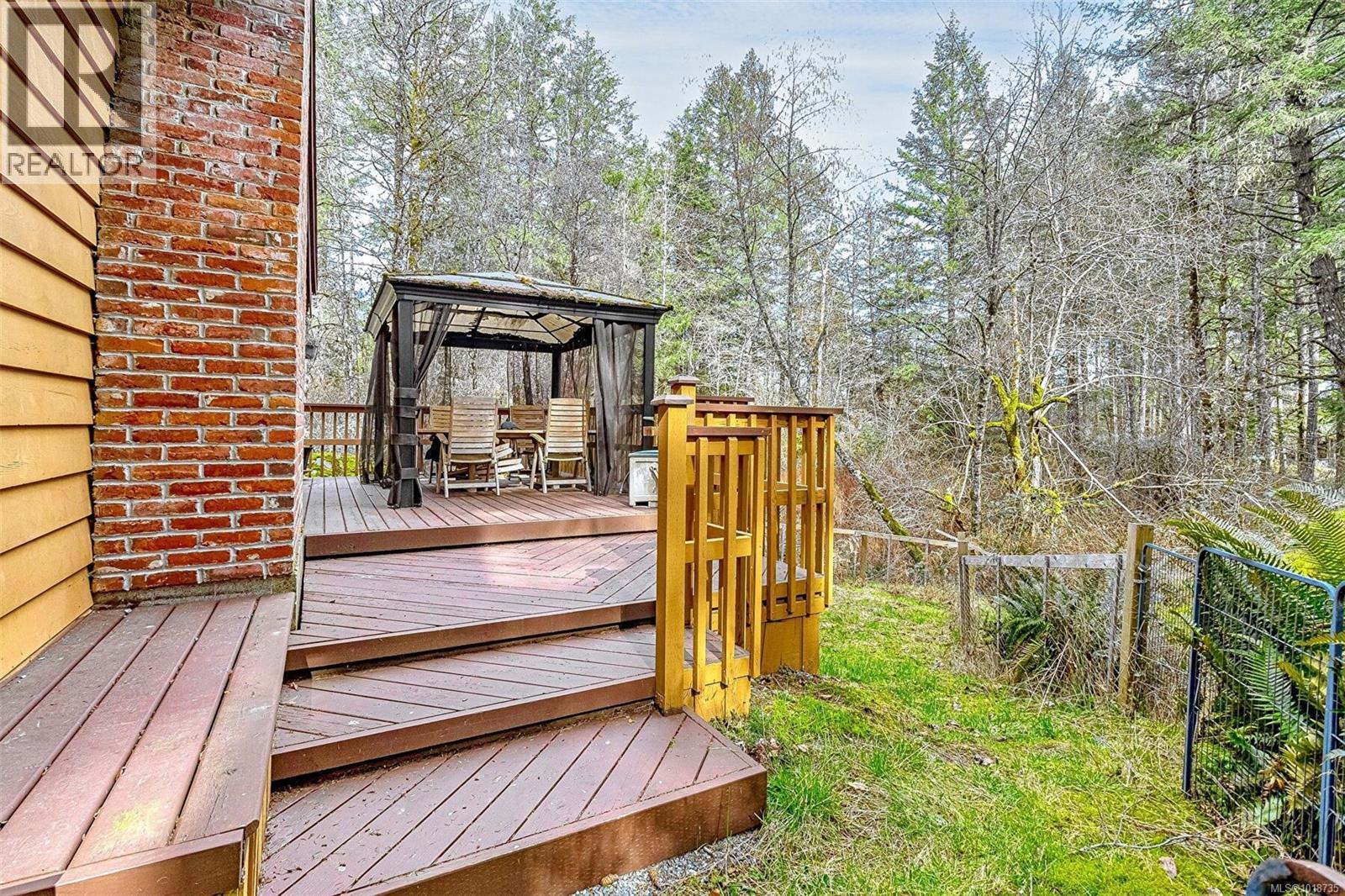  2298 Munn Road, Highlands