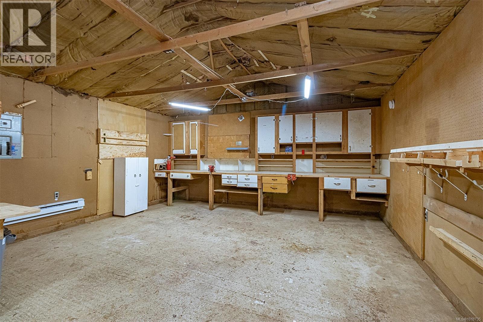  2298 Munn Road, Highlands