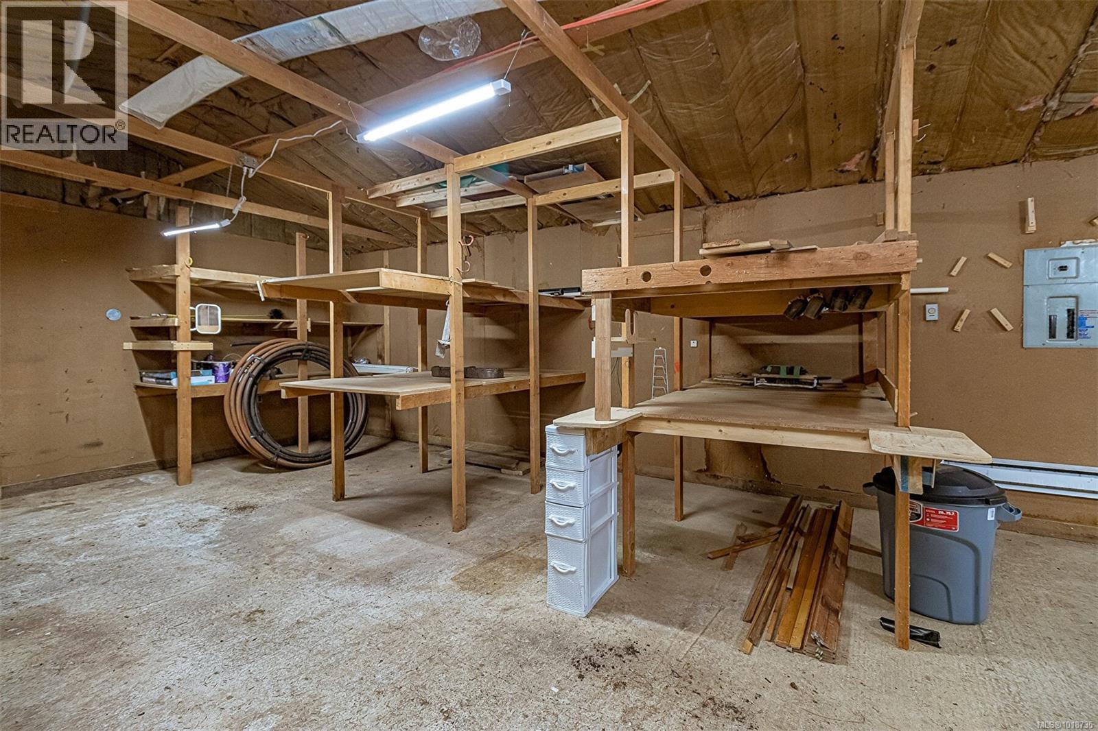  2298 Munn Road, Highlands