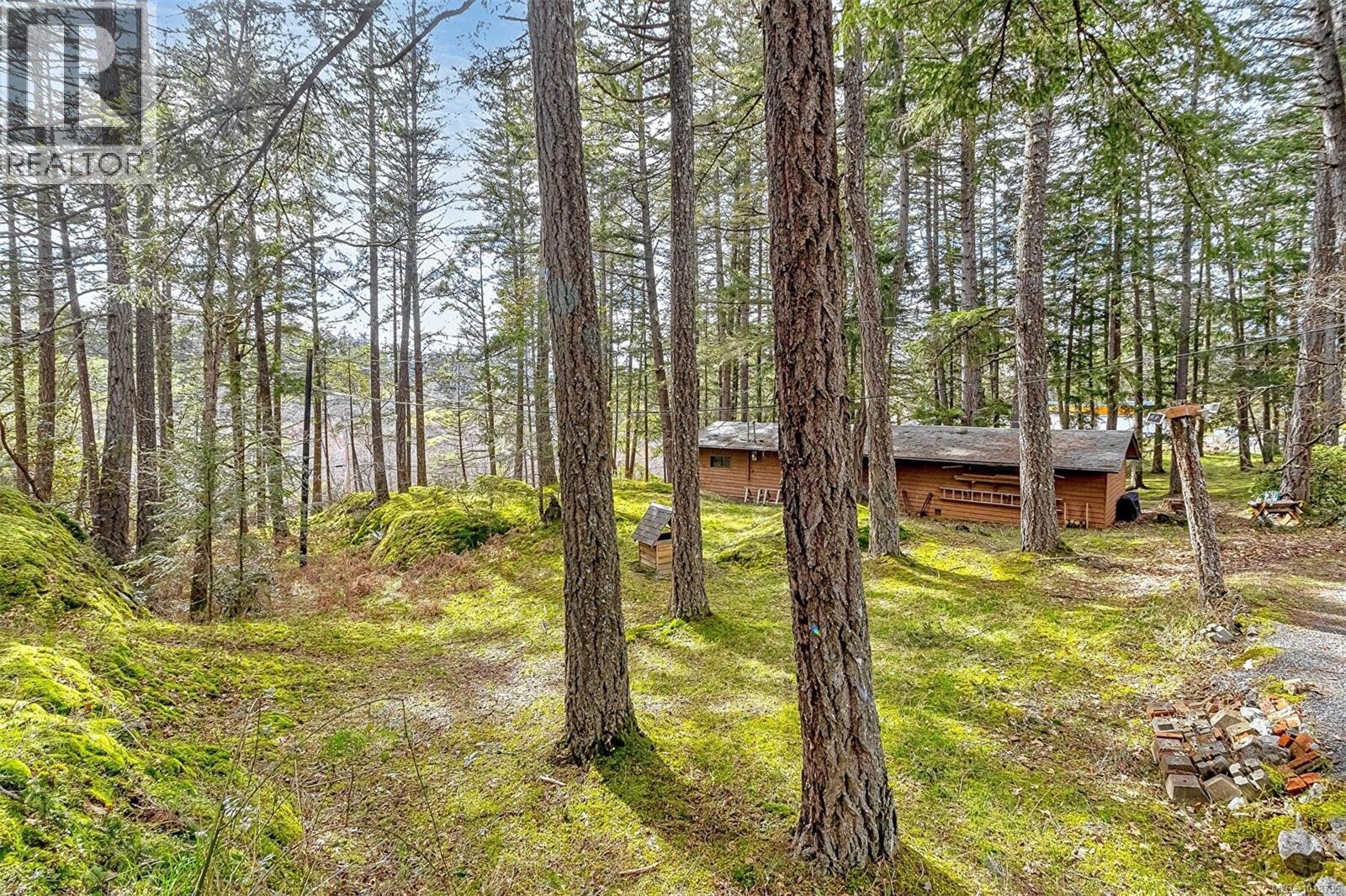  2298 Munn Road, Highlands