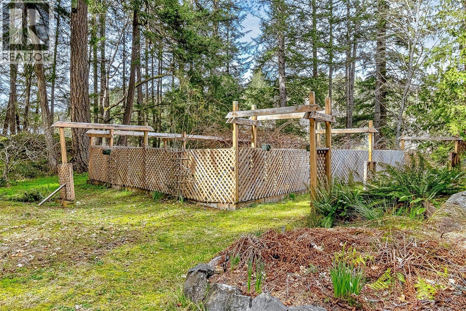  2298 Munn Road, Highlands