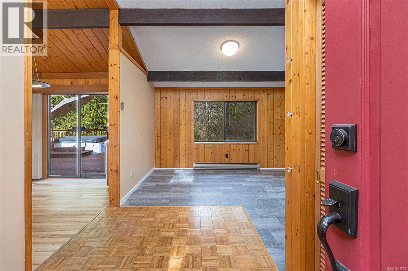  2298 Munn Road, Highlands