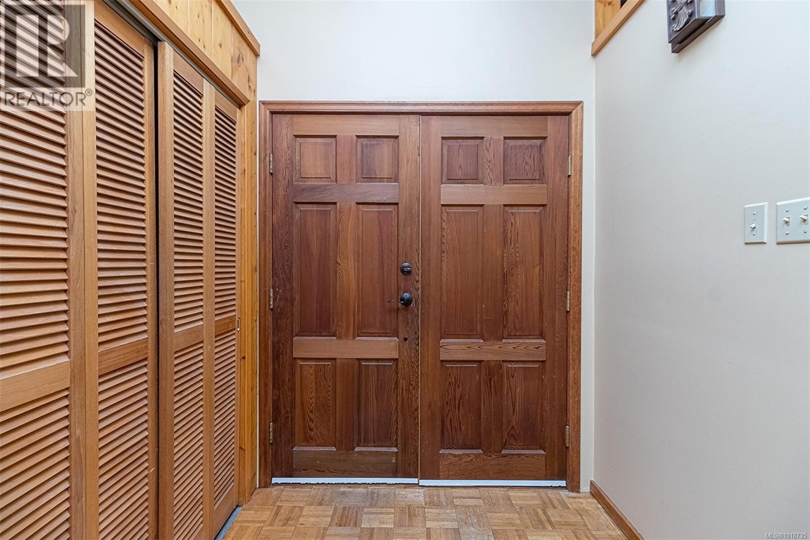  2298 Munn Road, Highlands