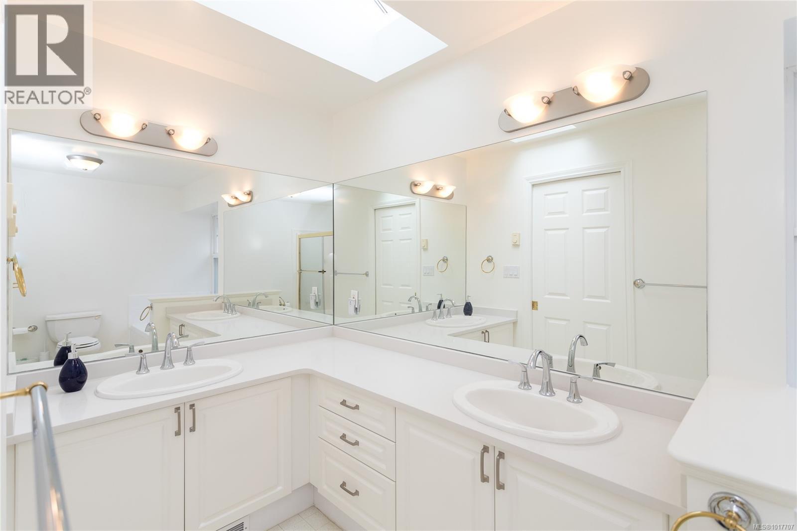 780 Country Club Dr, Cobble Hill