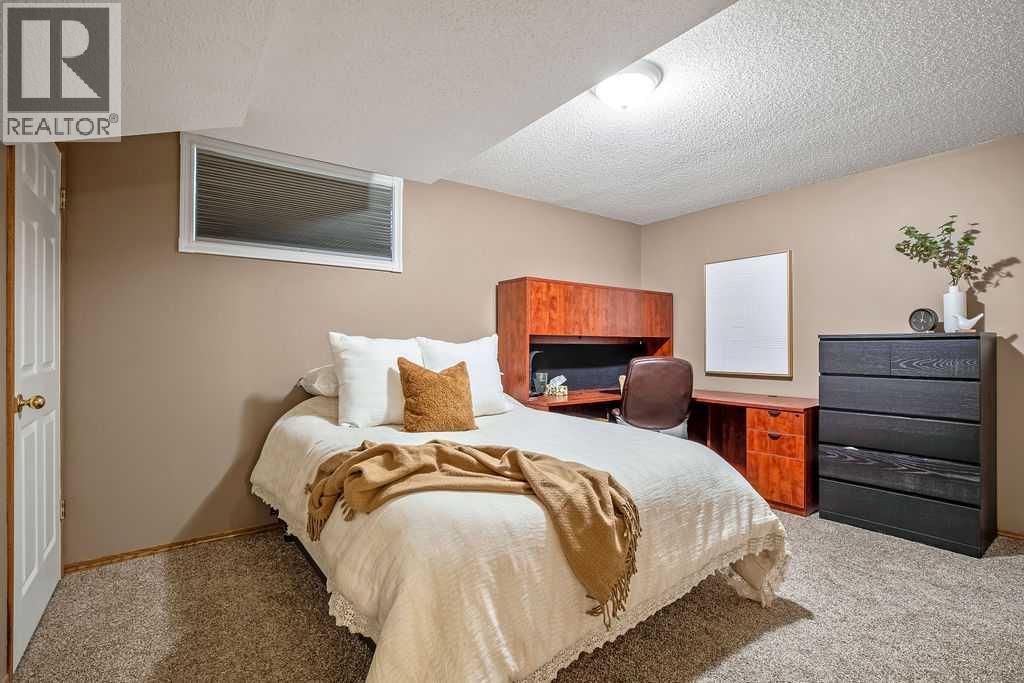 Single Family House for Sale in  Douglas Woods Grove SE Douglasdale/Glen Calgary 