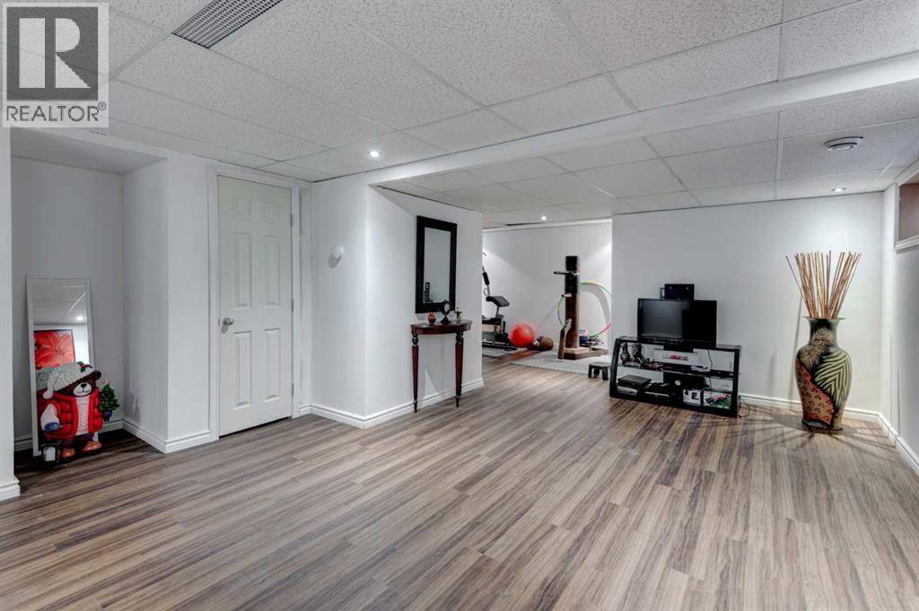 Single Family House for Sale in  Everoak Gardens SW Evergreen Calgary 