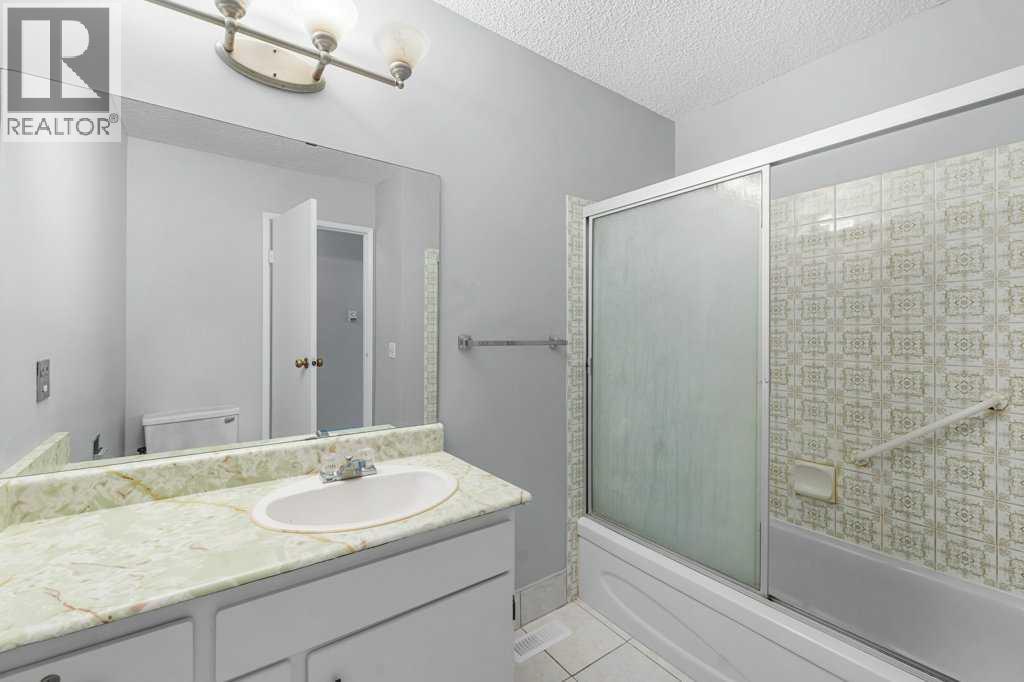 Multi-family House Bi-level for Sale in  Dovercliffe Way SE Dover Calgary 