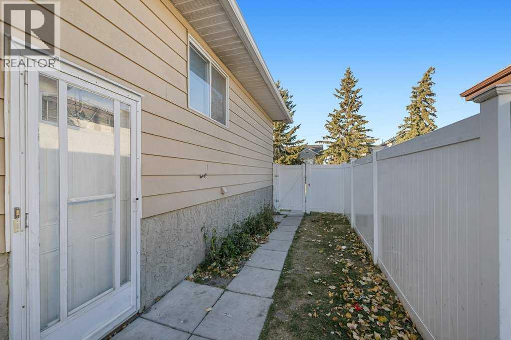 Multi-family House Bi-level for Sale in  Dovercliffe Way SE Dover Calgary 