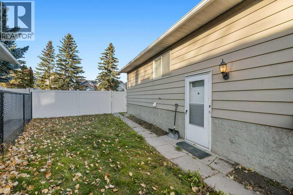 Multi-family House Bi-level for Sale in  Dovercliffe Way SE Dover Calgary 