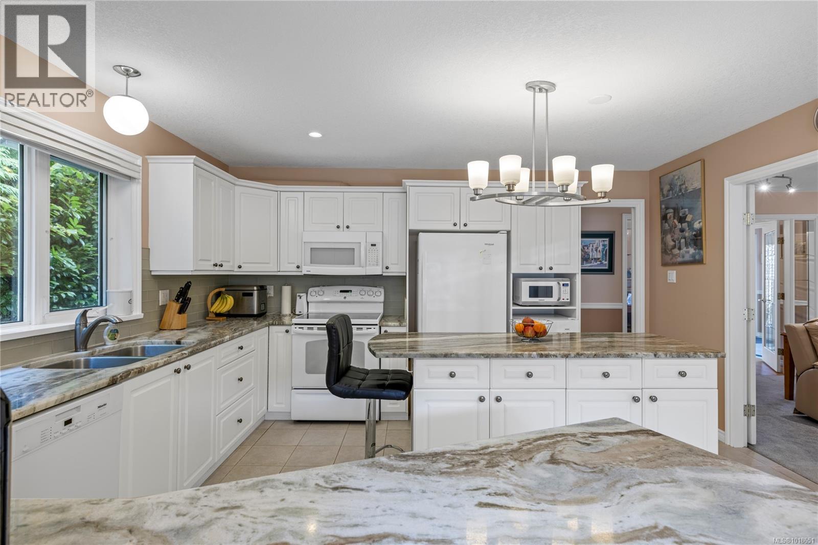 566 CRESCENT RD W - 21